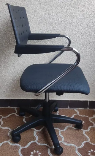Silla de oficina elevable negra