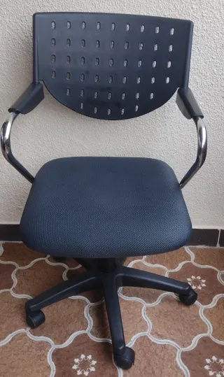Silla de oficina elevable negra
