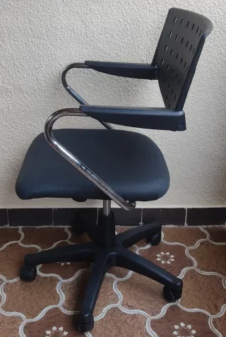 Silla de oficina elevable negra