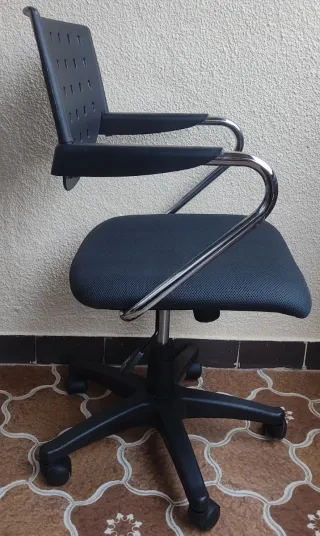 Silla de oficina elevable negra