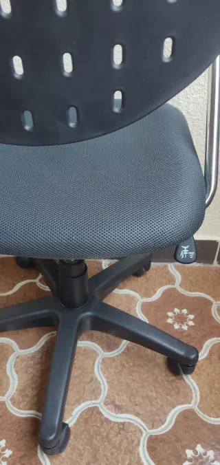 Silla de oficina elevable negra