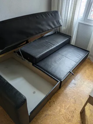 Sofá chaiselongue con canapé negro