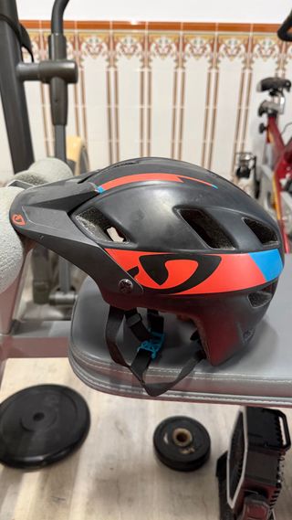 Casco Giro Feature Talla M Negro/Rojo/Azul