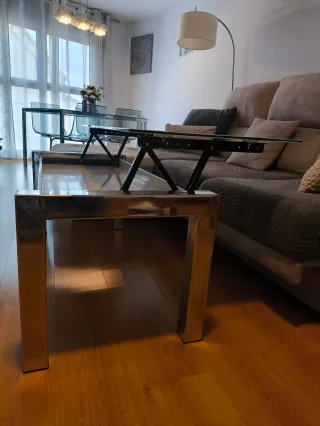 Mesa de centro elevable de cristal y metal.