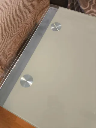 Mesa de centro elevable de cristal y metal.