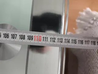 Mesa de centro elevable de cristal y metal.