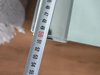 Mesa de centro elevable de cristal y metal.