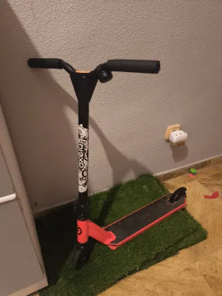 Patinete infantil rojo y negro