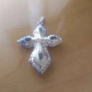 Colgante Cruz Plata abombada con Piedras Verdes