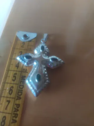 Colgante Cruz Plata abombada con Piedras Verdes