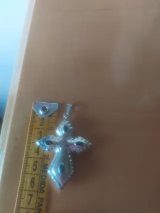 Colgante Cruz Plata abombada con Piedras Verdes