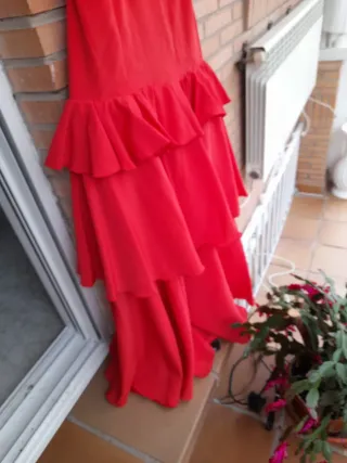 Vestido de baile rojo con volantes