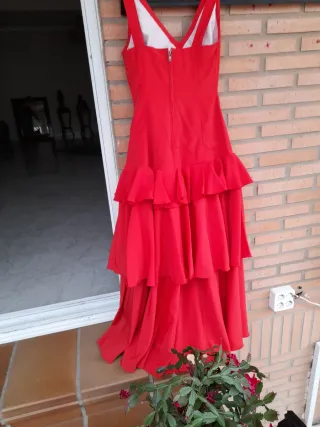 Vestido de baile rojo con volantes