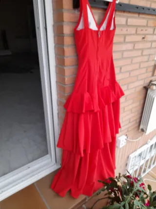 Vestido de baile rojo con volantes