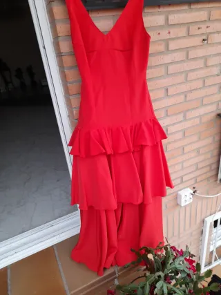 Vestido de baile rojo con volantes