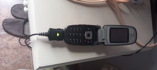 Teléfono Samsung SGH-ZV10 con Cargador y Funda