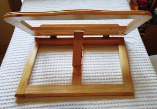 CABALLETE de MESA de MADERA.