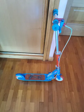 Patinete infantil azul y rojo