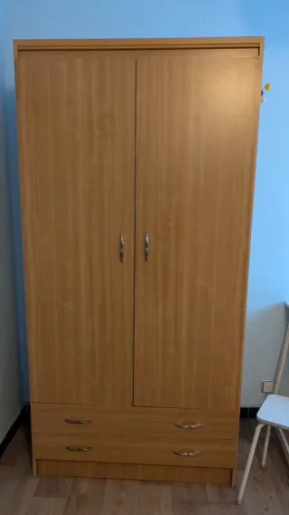 Armario de madera color beige y marrón