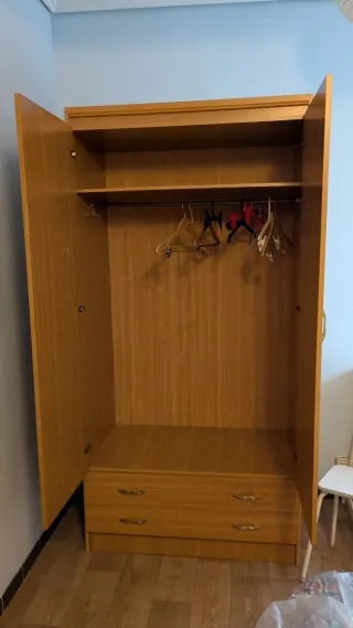 Armario de madera color beige y marrón