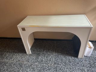 Mesa de escritorio de cristal y madera