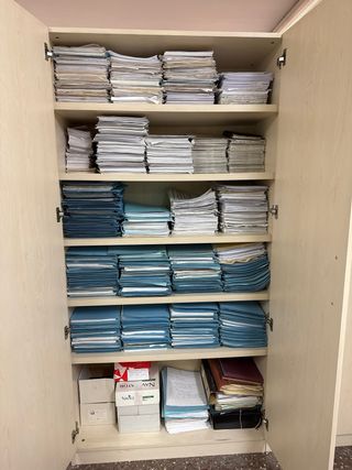 Armadi in melaminico color beige e bianco