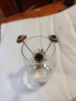 Pincho antiguo con piedras verdes