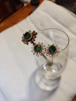 Pincho antiguo con piedras verdes