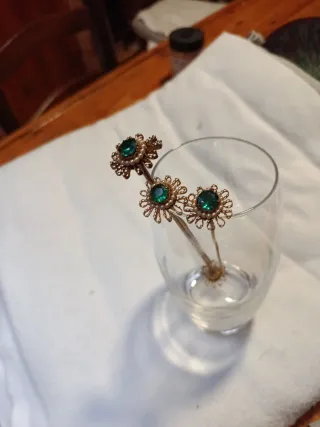 Pincho antiguo con piedras verdes