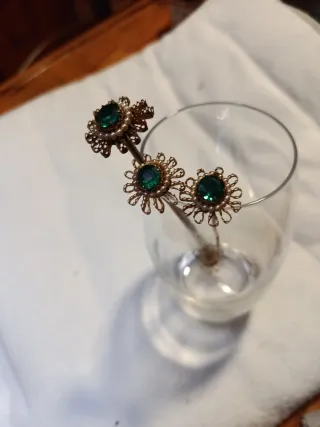 Pincho antiguo con piedras verdes