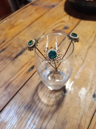 Pincho antiguo con piedras verdes