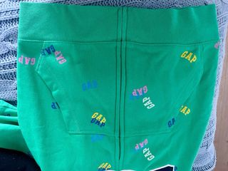 Sudadera GAP verde con logo multicolor