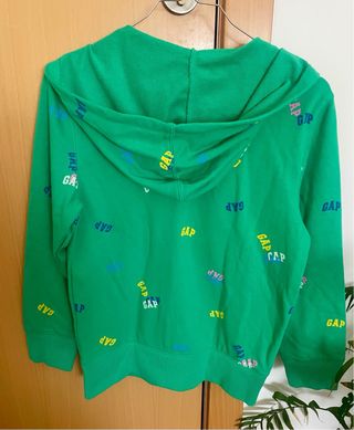 Sudadera GAP verde con logo multicolor