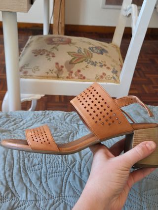 Sandalias Elegantes de Piel con Tacón