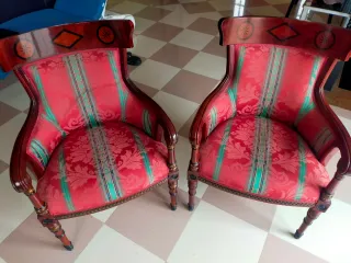 Pareja de sillones antiguos de madera y tela