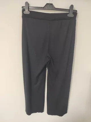 Pantalón negro acanalado con cordón