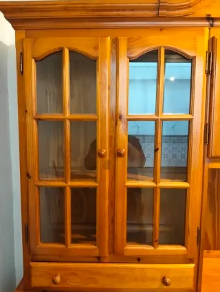 Aparador con vitrina  de madera maciza