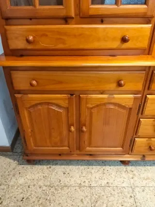 Aparador con vitrina  de madera maciza