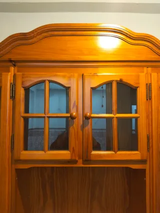 Aparador con vitrina  de madera maciza