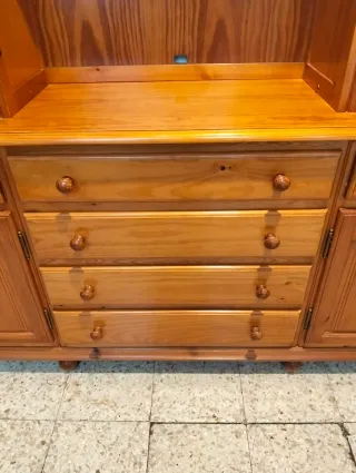 Aparador con vitrina  de madera maciza