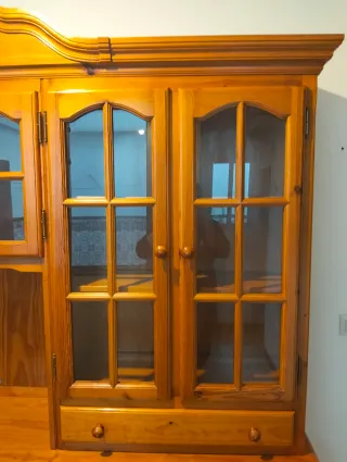 Aparador con vitrina  de madera maciza