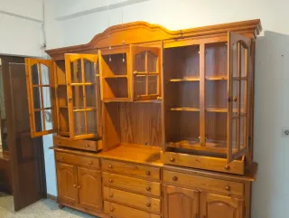 Aparador con vitrina  de madera maciza