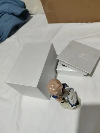 Bambino Navel in ceramica con pallone.con scatola