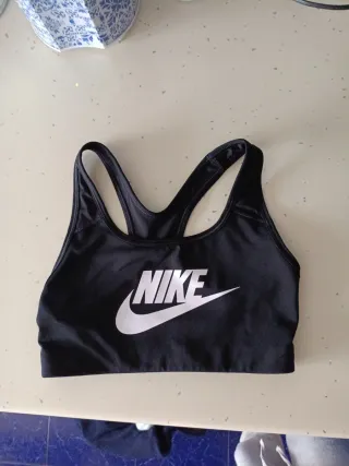Top deportivo Nike negro