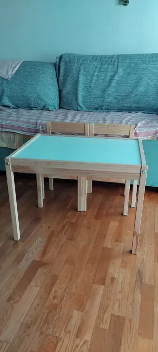 Mesa infantil con 2 sillas