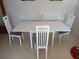 Mesa de comedor blanca con 4 sillas