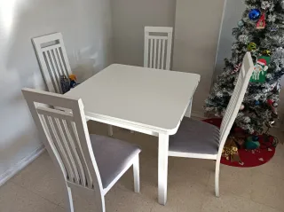 Mesa de comedor blanca con 4 sillas