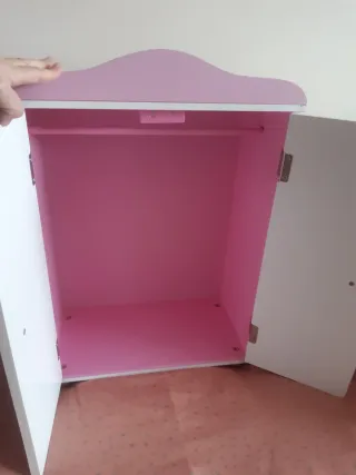 Armario de muñecas rosa con 6 perchas