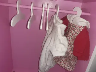 Armario de muñecas rosa con 6 perchas