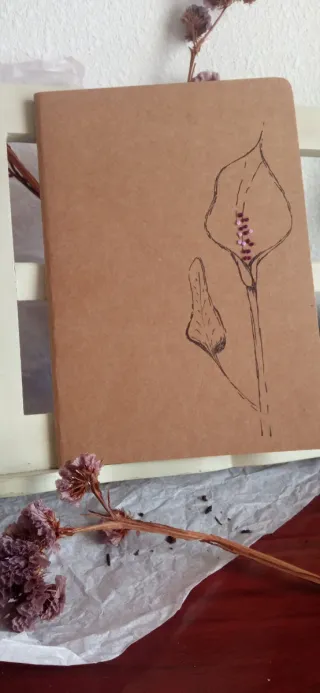 Cuaderno con flor dibujada y detalles bordados